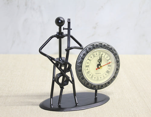 Metal Saatli Keman Çalan Müzisyen