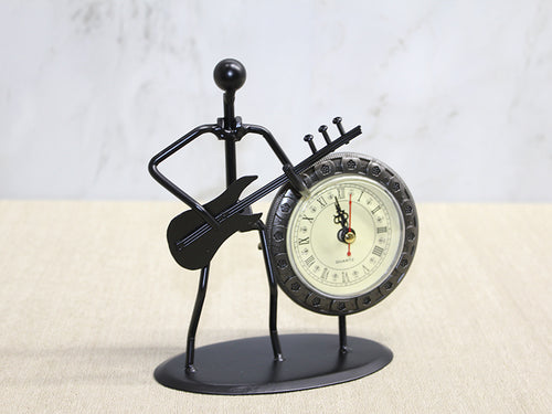 Metal Saatli Gitar Çalan Müzisyen